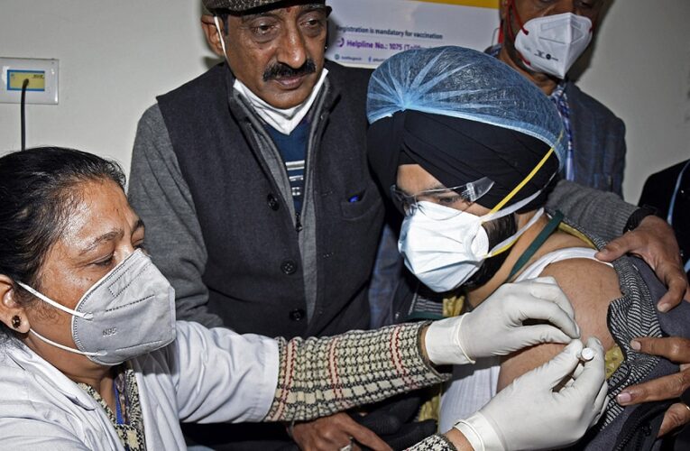 India aplica 220.000 vacunas en dos días