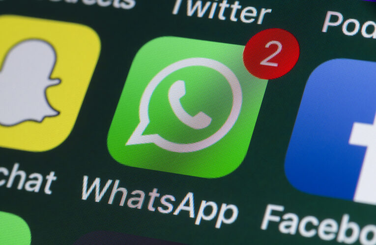 WhatsApp compartirá datos con Facebook