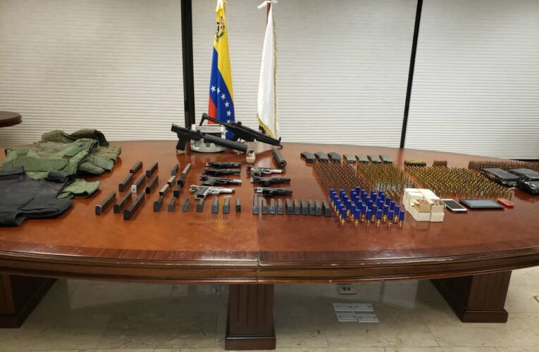 Incautan un arsenal en La Guaira