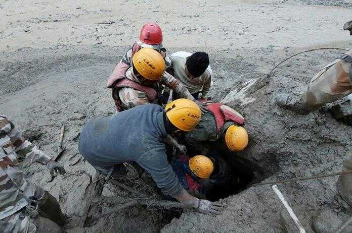 9 muertos y 200 desaparecidos tras avalancha de lodo en India