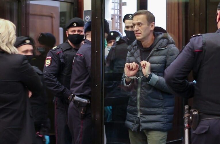 UE considera “inaceptable” la sentencia contra Navalny