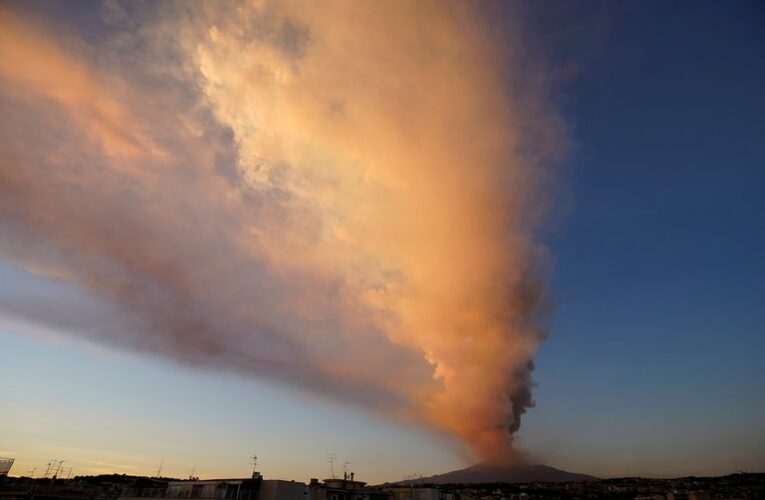 Volcán Etna entró en erupción