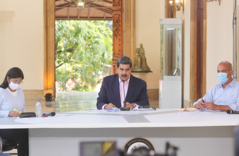 Maduro fija para abril el retorno a clases presenciales