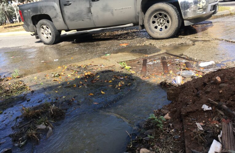 Vía interna de Camurí Chico colapsa por las aguas servidas