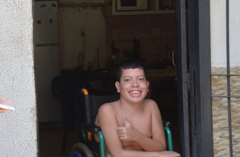 Joven con discapacidad requiere ayuda
