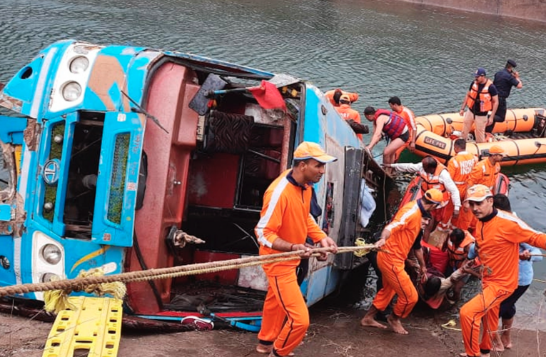 45 muertos en la India tras caer autobús en un canal