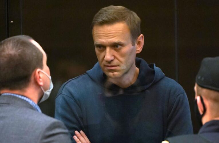 Condenan a opositor ruso Navalny a 2 años y medio de cárcel