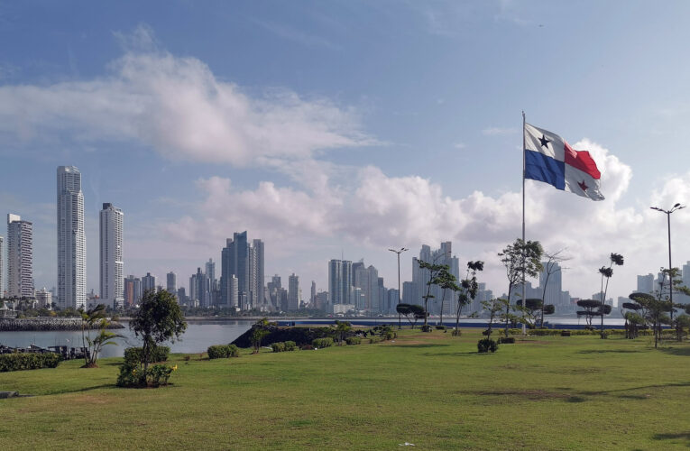 Panamá reabre su economía tras caída de contagios