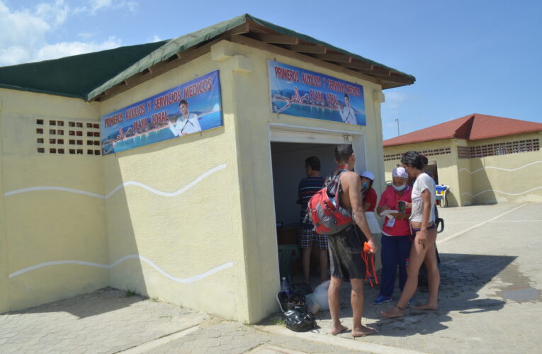 50 visitantes han atendido en nueva estación médica de Playa Coral