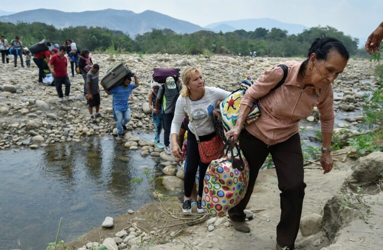 “900 venezolanos salen a diario del país por las trochas”