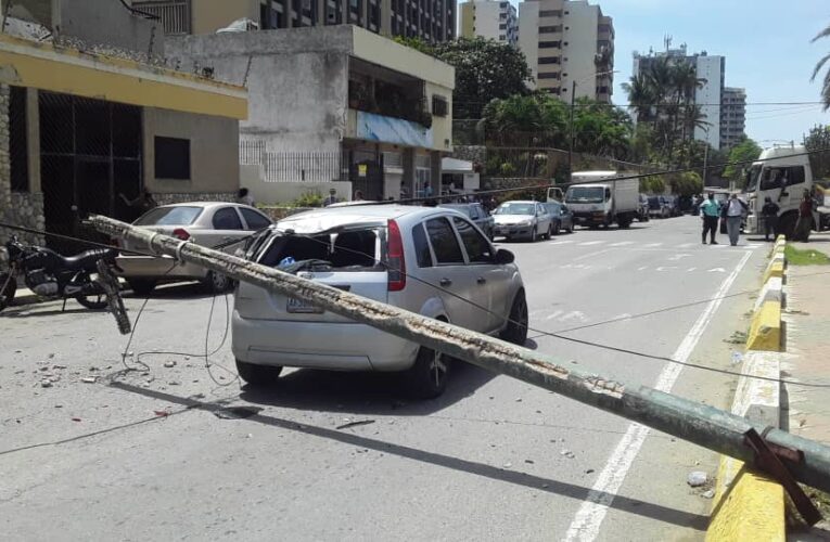 Cae poste sobre un carro en la avenida La Playa