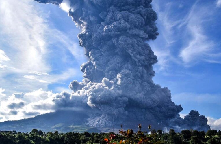 Volcán Sinabung de Indonesia hizo erupción
