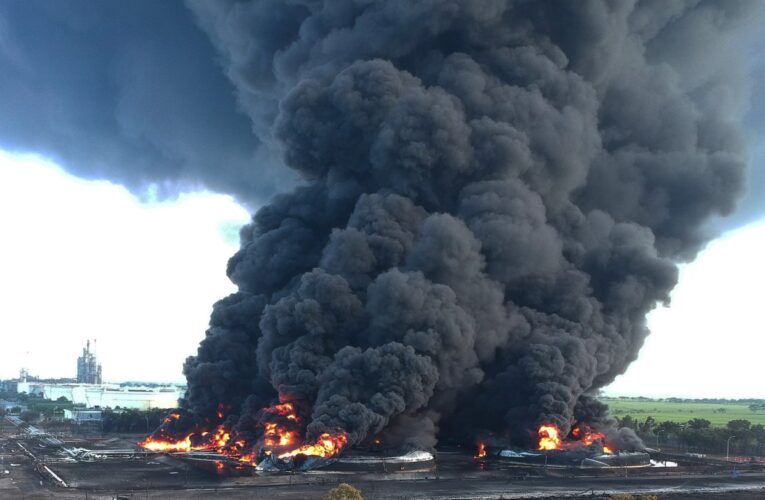 20 heridos y mil evacuados por incendio en refinería indonesia