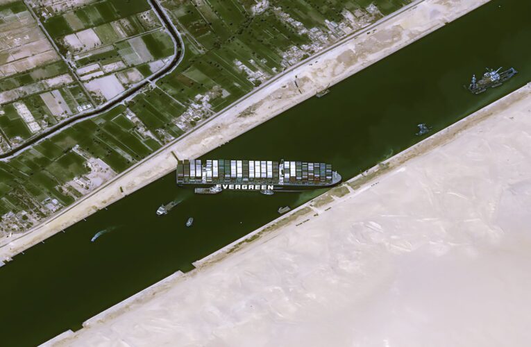 Barco encallado en el canal de Suez podría quedar libre la semana que viene