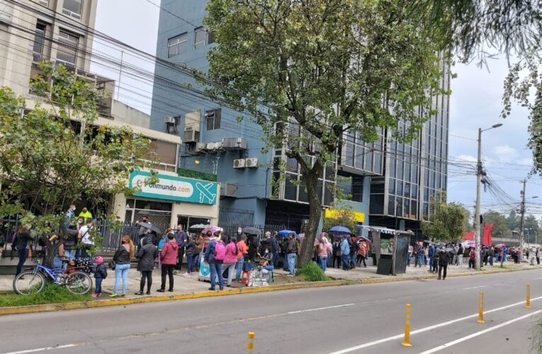 Largas colas para retirar prórrogas de pasaportes del consulado en Quito