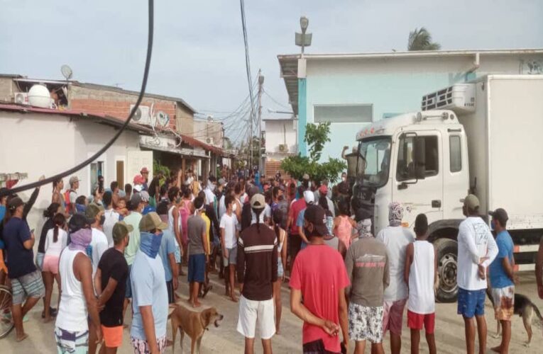Roqueños protestan para exigir comida y la apertura del archipiélago
