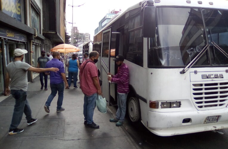 Menos de 30 buses diarios movilizó la Caracas-La Guaira en semana especial