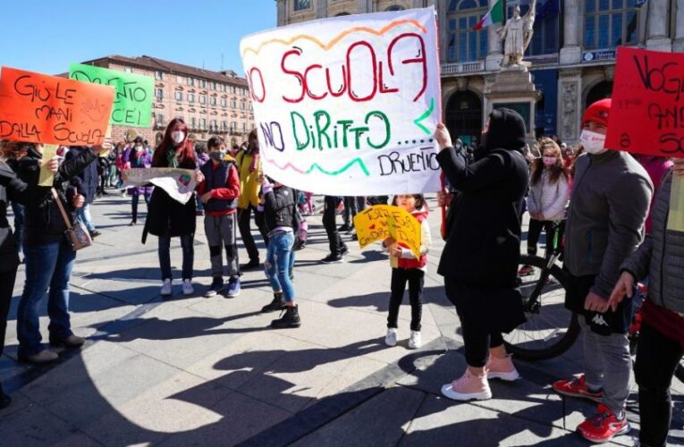 Protestan en Italia contra nuevo cierre de escuelas