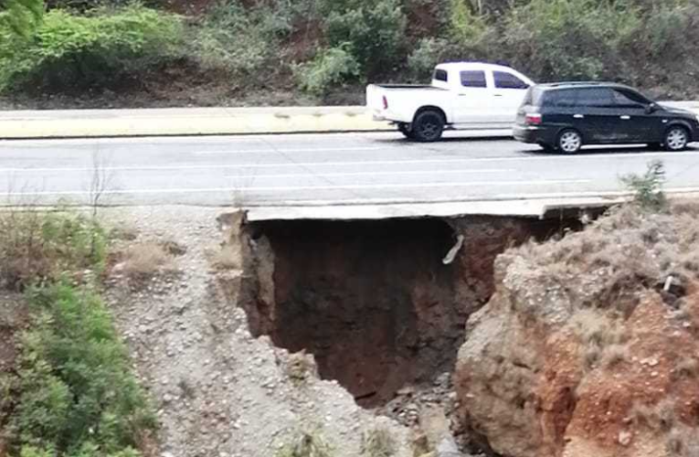 Falla de borde se come la autopista