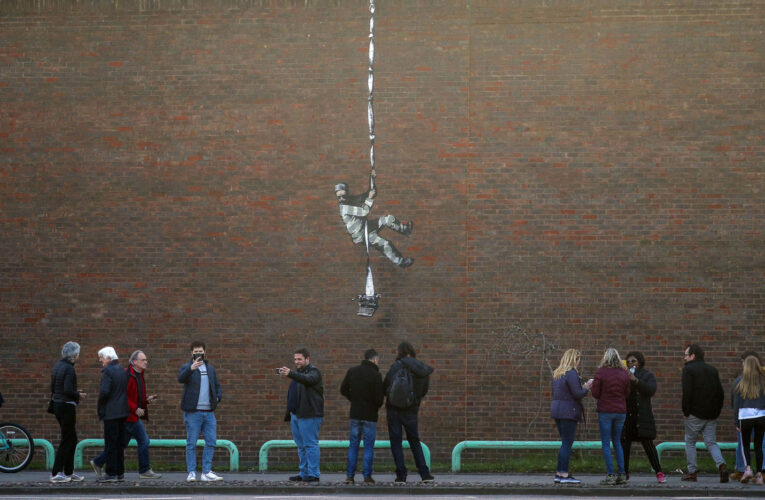 Banksy reaparece con grafiti en una prisión