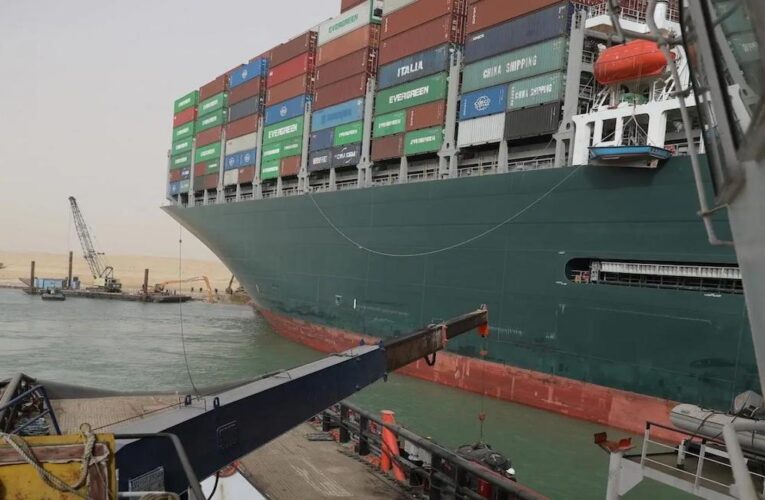 Fracasa nuevo intento de desbloquear el canal de Suez