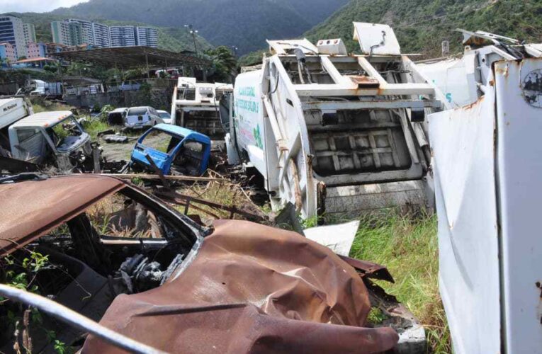 Colapsa el aseo mientras los camiones se oxidan en Camurí Chico
