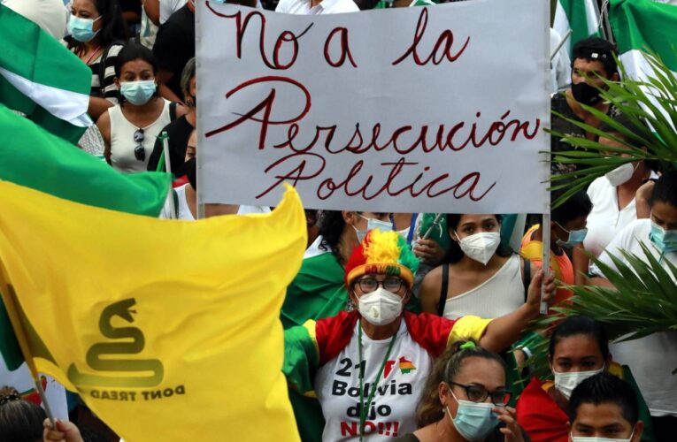 Bolivianos protestan contra encarcelamiento de Áñez
