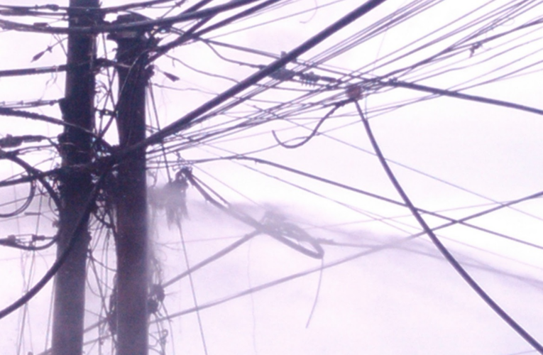 Peligro en Naiguatá por fallas en cables de alta tensión