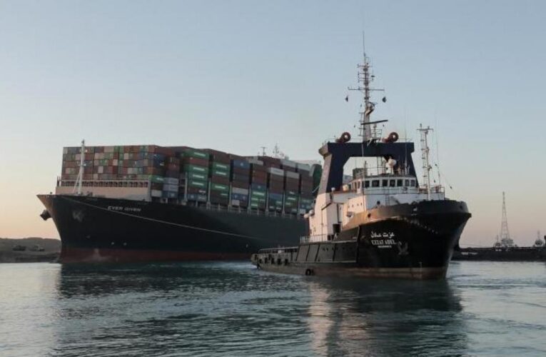 Se reanuda tránsito de barcos tras desbloqueo del Canal de Suez