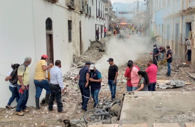 Estalla carro bomba frente a alcaldía en Colombia