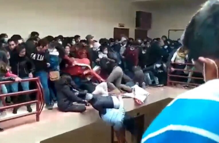 Estudiantes bolivianos forcejeaban en un pasillo y 11 cayeron del 4º piso