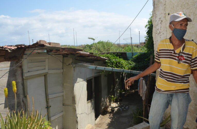 10 familias en Atanasio Girardot exigen las viviendas que les prometieron