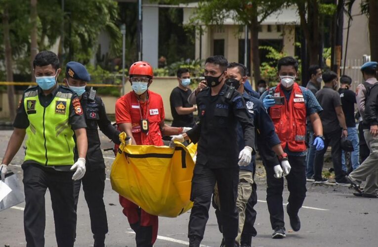Ataque suicida frente a una iglesia católica deja varios heridos en Indonesia