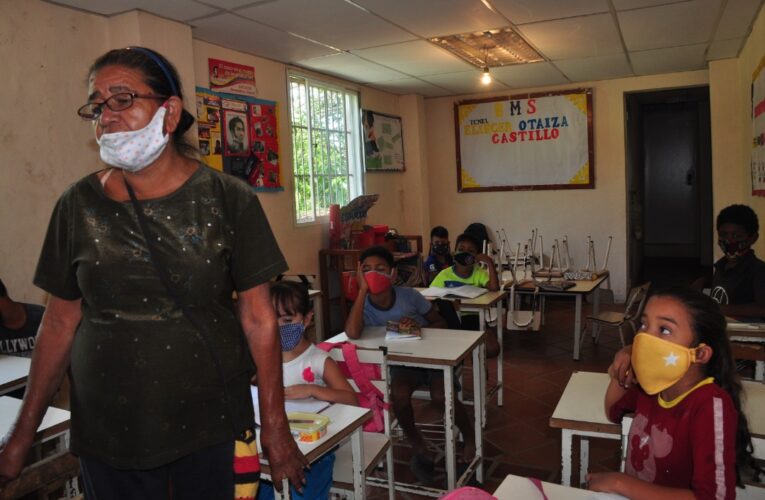 La Maestra Salomé enseña a leer y escribir en plena pandemia