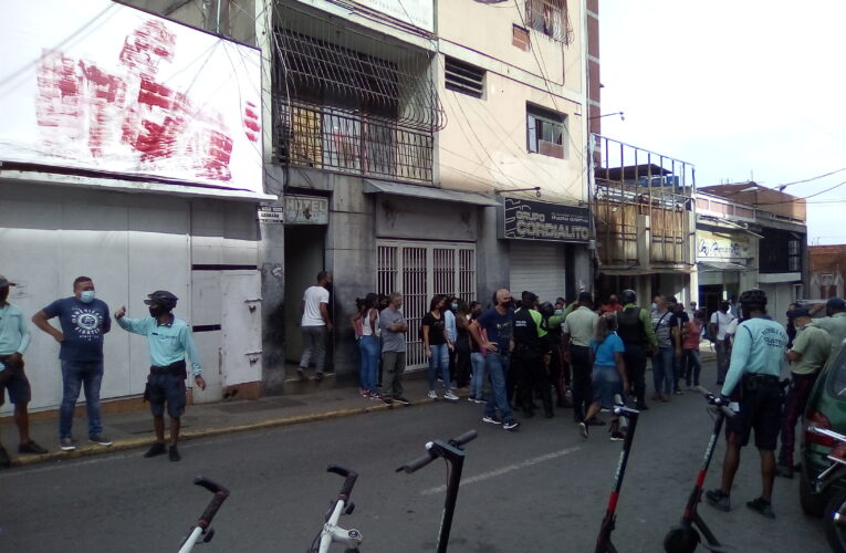 Comerciantes trancaron Calle Los Baños para exigir que los dejen abrir