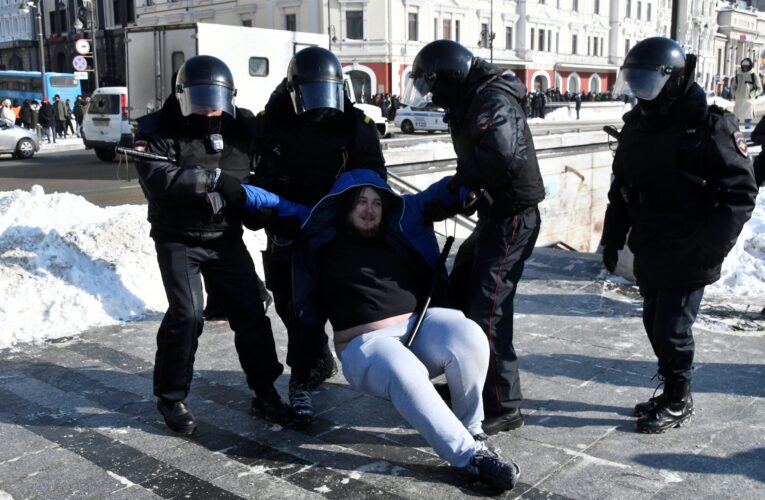 Policía rusa detiene a 200 opositores y periodistas