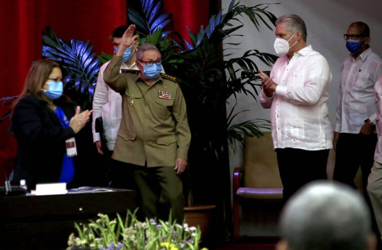 Raúl Castro renuncia como dirigente del Partido Comunista
