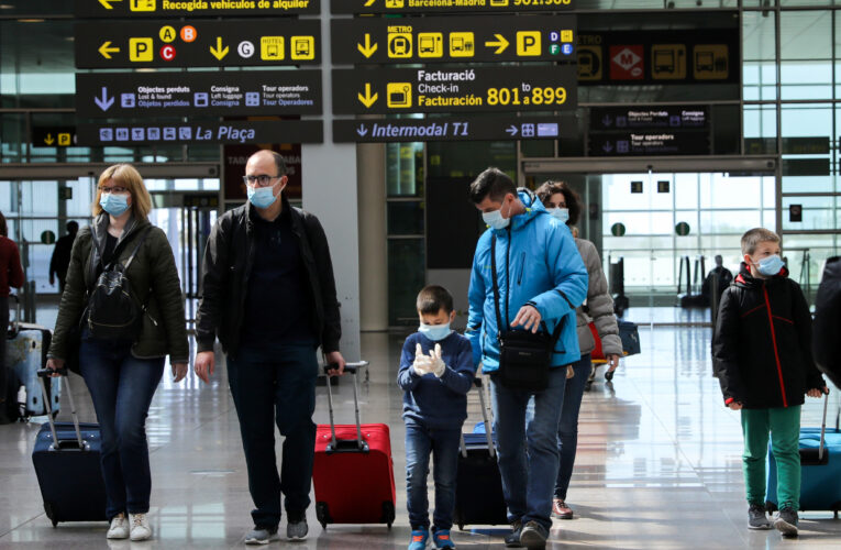 España mantiene cuarentena obligatoria para viajeros de 12 países