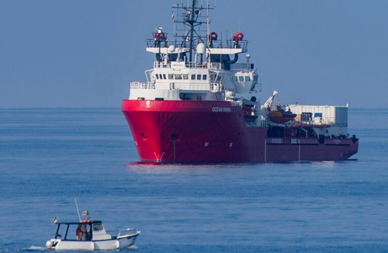 Buscan a 100 migrantes desaparecidos en el mar