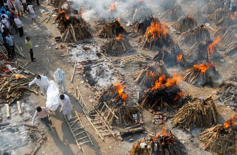 Covid en India: Cifras récord y parques convertidos en crematorios