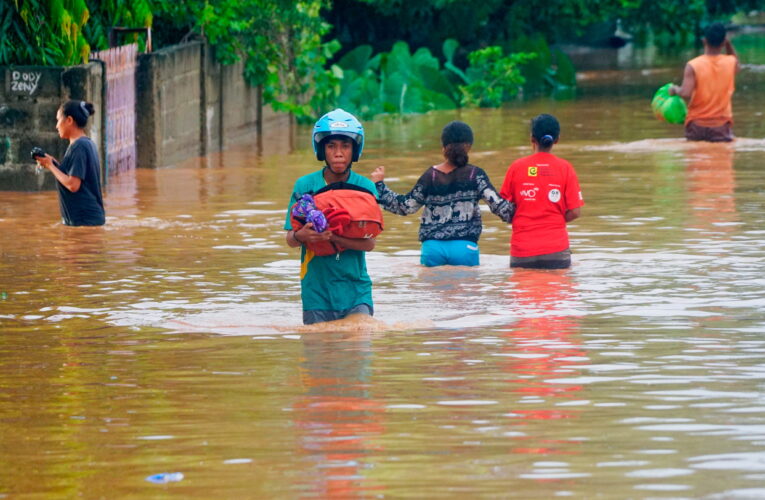 43 fallecidos y 27 desaparecidos por inundaciones en Indonesia