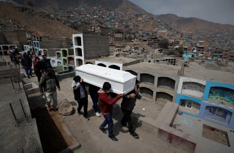 Récord en Perú: Más de 400 muertes por covid en un día