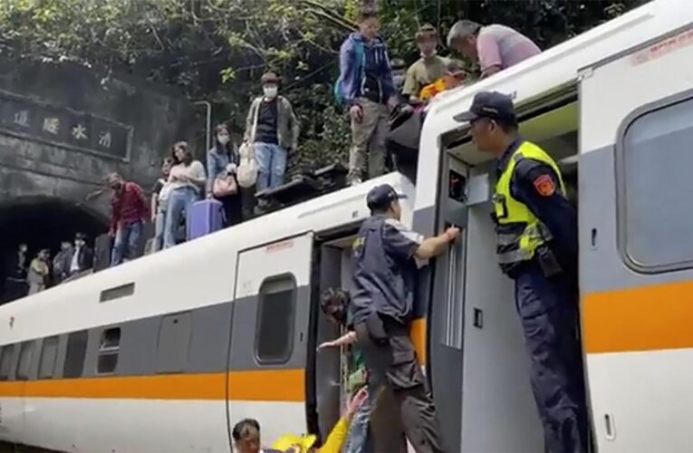Al menos 48 muertos en accidente de tren en Taiwán