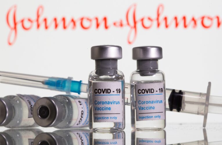 Pausan vacunación con fórmula de J&J