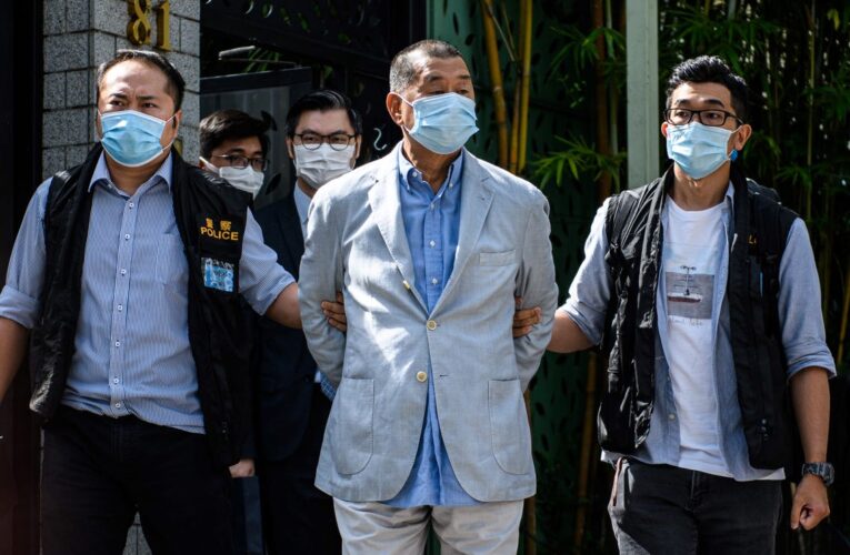 Hong Kong condena a 14 meses de cárcel a magnate por participar en protestas