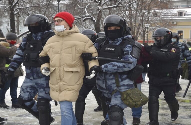 Arrestan a 1.500 personas en manifestaciones por Navalny