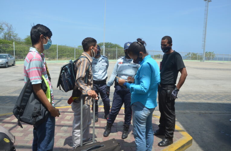 Usuarios varados desde las 4:00 am en el terminal La Zorra