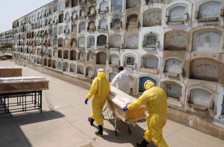 Récord de muertes diarias por covid en Perú