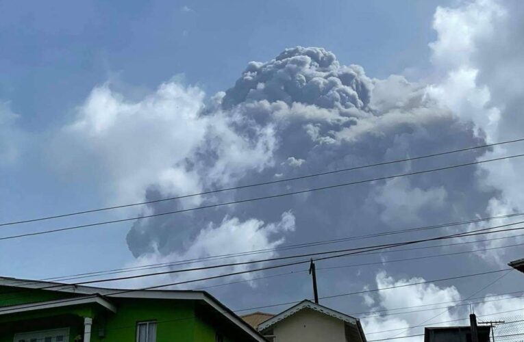 1 muerto y 16 mil evacuados por erupción de volcán en el Caribe