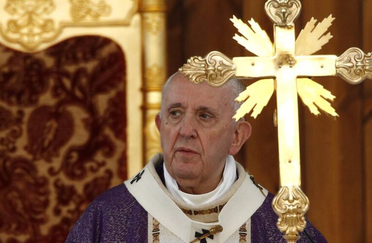 Papa pide a nuevos sacerdotes que eviten el dinero